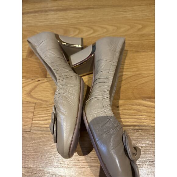 PRADA Nude tan Leather Gold Trim Chunky Heel Pump Flower Embellishment 38 1/2 8 - Picture 3 of 16